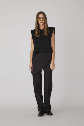 Black Top With Oversized Shoulders - PNK Casual