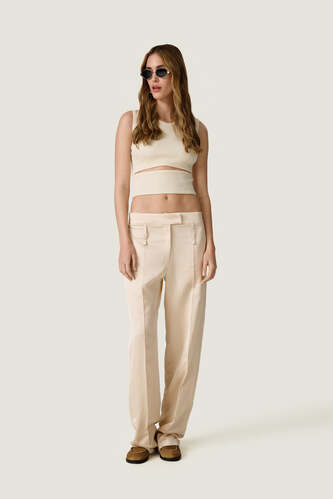 Beige top with a modern waist cut-out - SS26 - PNK Casual