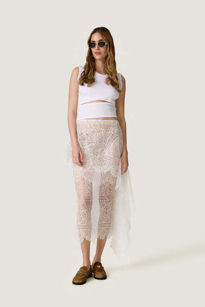 White top with a modern waist cut-out - SS26